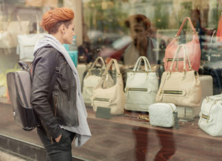 Unha ducia de comerciantes locais participan nun curso de merchandising