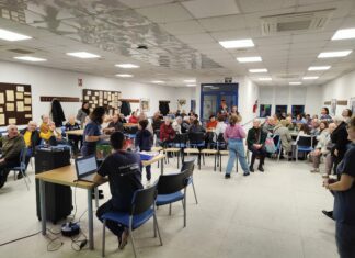 UN EQUIPO DE 10 PERSOAS VOLUNTARIAS INVOLUCRAN A MAIORES E RAPAZADA NA LOITA CONTRA A SOIDADE NON DESEXADA NAS PONTES