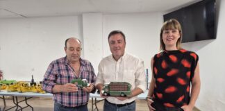 O ALCALDE DAS PONTES VISITA A EXPOSICIÓN DE MAQUETAS DE MANUEL BARRO NA ASOCIACIÓN VECIÑAL DA MAGDALENA