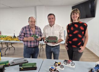 O ALCALDE DAS PONTES VISITA A EXPOSICIÓN DE MAQUETAS DE MANUEL BARRO NA ASOCIACIÓN VECIÑAL DA MAGDALENA