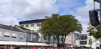 CENTOS DE PERSOAS DESFRUTAN DA SESIÓN VERMÚ DO DOMINGO CO GRUPO MÁSTER NAS FESTAS DO CARME