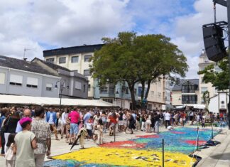 CENTOS DE PERSOAS DESFRUTAN DA SESIÓN VERMÚ DO DOMINGO CO GRUPO MÁSTER NAS FESTAS DO CARME