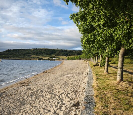 A PRAIA DO LAGO DAS PONTES CONTA XA CO SERVIZO DE SOCORRISMO PARA A TEMPADA DE VERÁN